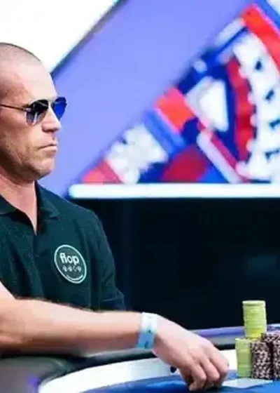 Patrik Antonius istuu pokeripöydässä European Poker Tourilla. Hänellä on päällään t-paita ja päässään tummat aurinkolasit.
