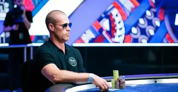 Patrik Antonius istuu pokeripöydässä European Poker Tourilla. Hänellä on päällään t-paita ja päässään tummat aurinkolasit.