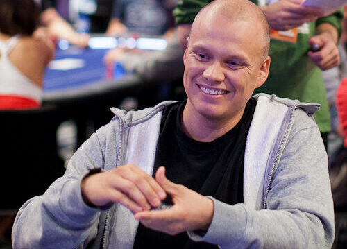 Ilari Sahamies istuu pokeripöydässä harmaassa hupparissa