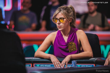 Kristen Foxen istuu pokeripöydässä oranssit lasit päässään ja violetissa topissa