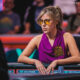 Kristen Foxen istuu pokeripöydässä oranssit lasit päässään ja violetissa topissa