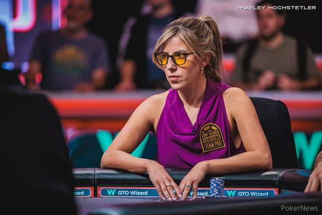 Kristen Foxen istuu pokeripöydässä oranssit lasit päässään ja violetissa topissa