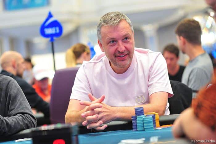 Tonu G istuu harmaahapsisena pokeripöydän ääressä valkoisessa T-paidassa