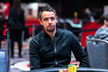 Tero Laurila istuu pokeripöydässä. Hänellä on päällään musta paita, josta on vetoketju auki. Edessään hänellä on pelimerkkejä.