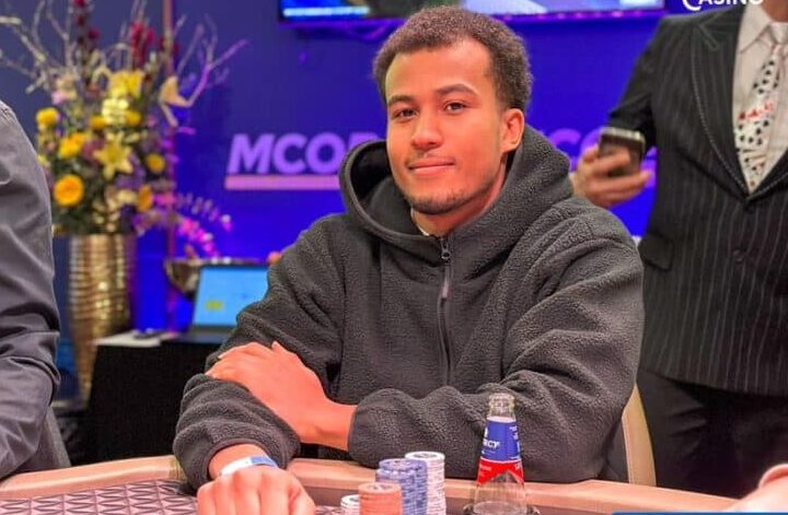 Eero Abbey istumassa pokeripöydän ääressä mustassa hupparissa