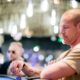 Patrik Antonius istuu pokeripöydässä kauniisti valaistussa pelisalissa