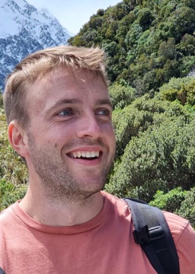 Pokeritähti Samuel Vousden vuoristossa vaeltamassa