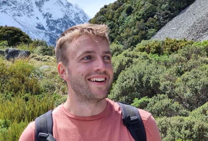 Pokeritähti Samuel Vousden vuoristossa vaeltamassa