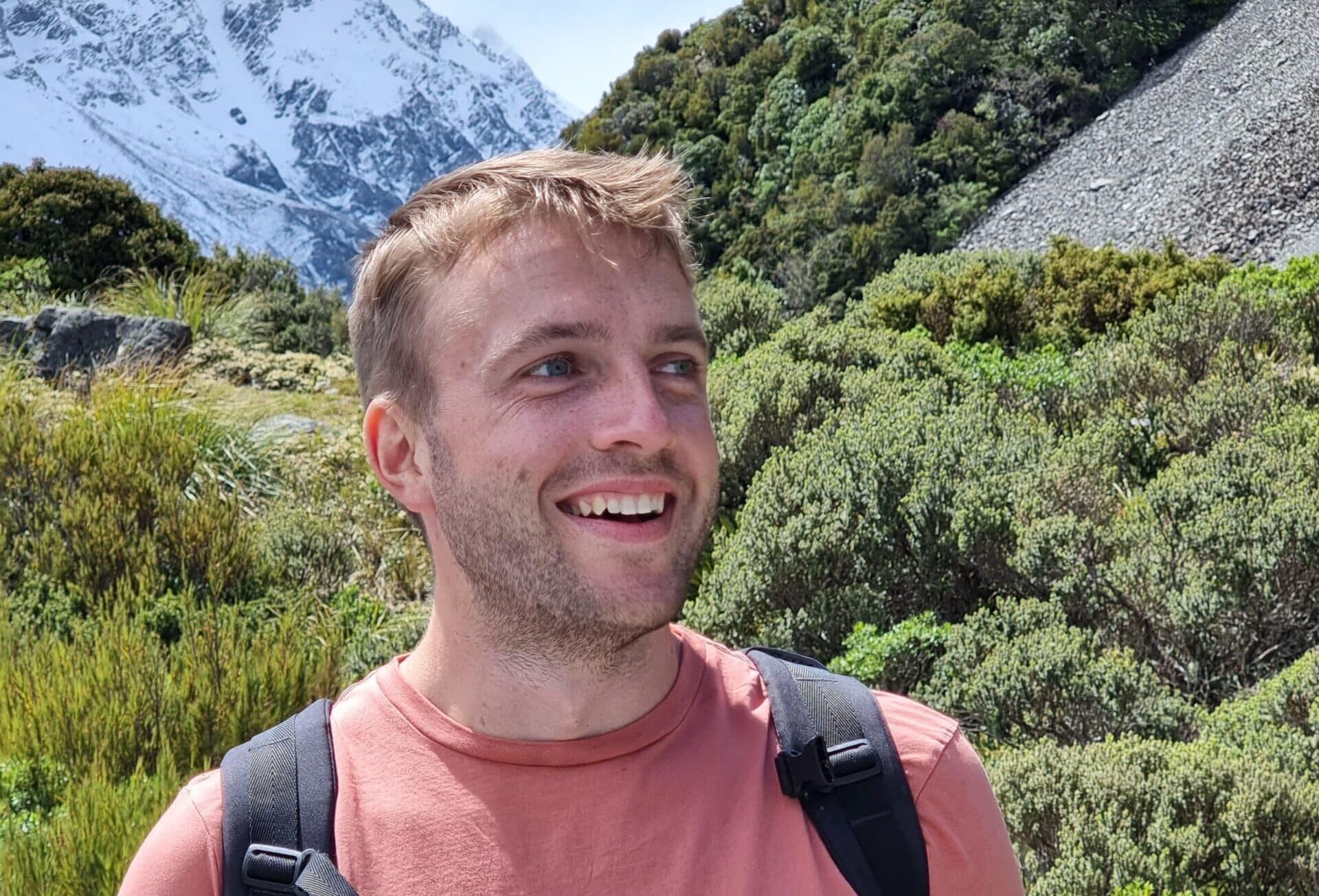 Pokeritähti Samuel Vousden vuoristossa vaeltamassa