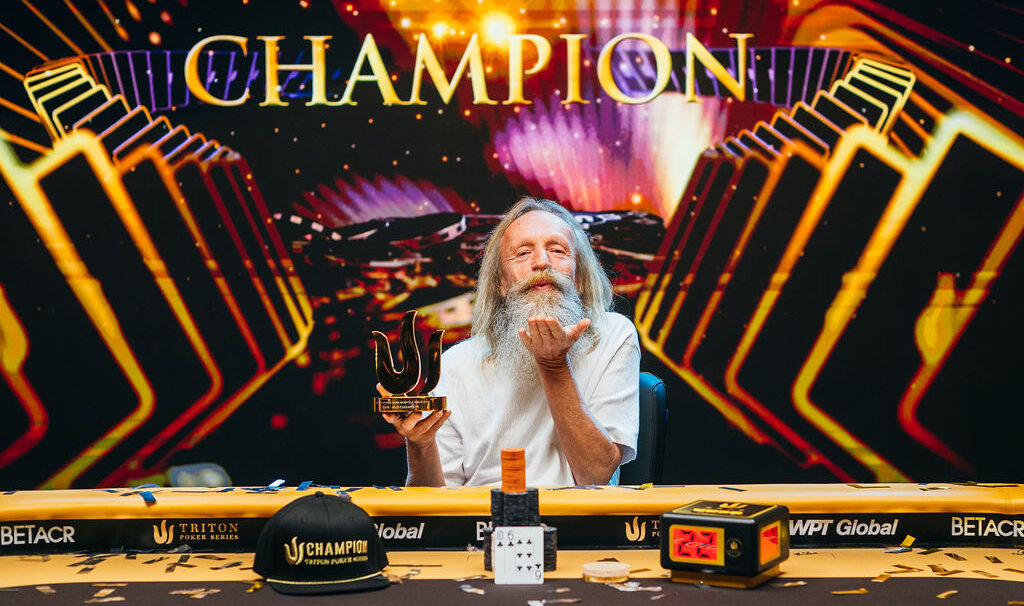 Vladimir ”Joulupukki” Korzinin poseeraa Monte Carlon pokeriturnauksen voittajakuvassa. Hän lähettää kameralle lentosuukon.