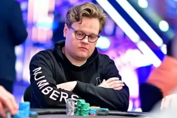 Elias Talvitie istuu vakavana pokeripöydän ääressä