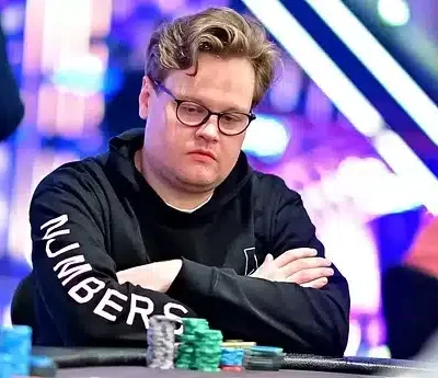 Elias Talvitie istuu vakavana pokeripöydän ääressä