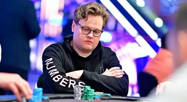 Elias Talvitie istuu vakavana pokeripöydän ääressä
