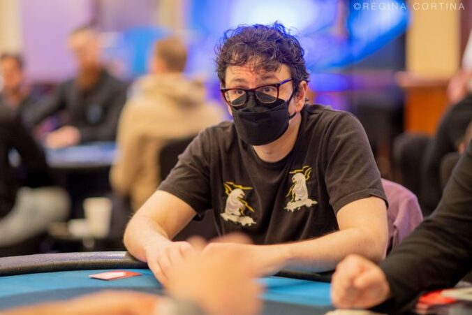 Isaac "Ike" Haxton istuu pokeripöydässä musta koronamaski naamallaan