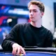 Luka Sorainen istuu pokeripöydässä musta kollari päällään