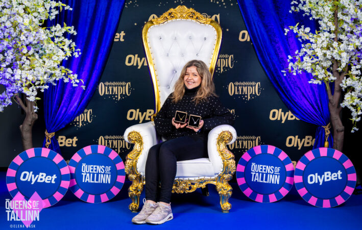 Saara Benlamine istuu voittajana Tallinnassa Queens of Tallinn tapahtuman jälkeen. Hänellä on kädessään upeat voittopalkinnot.