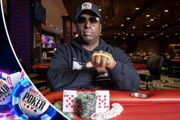 Mies mustassa lippiksessä istuu pelikorttien ja pelimerkkien takana. Tausta on tumma ja siinä näkyy pieniä valoja- Pöytä edessä on punainen.