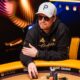 Joni Jouhkimainen istuu Triton Poker Serieksessä pokeripöydässä. Hänellä on päällään musta huppari sekä valkoinen Peakin lippis.