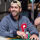 Charles Hook istuu pokeripöydässä. Hänellä on päällään vaaleansininen huppari, jonka rinnassa on P kirjain. Hän myös hymyilee.
