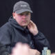 Elias Suhonen istuu mietteliäänä pokeripöydässä. Hän nojaa vasemmalla kädellään leukaan.Hänellä on päässään musta lippis.