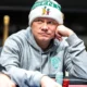 Ilari Sahamies istuu pipo päässä pokeripöydässä ja hän nojaa nyrkkiinsä. Hänellä on harmaa huppari ja hieman mietteliäs ilme.