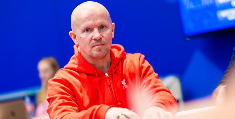Jani Vilmunen istuu Irlannissa pokeripöydässä. Hänellä on päällään oranssi FC Liverpoolin huppari. Vilmunen on kuvassa kaljuna