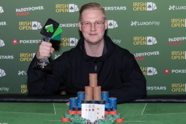 Kai Lehto hymyilee voittajakuvassa Dublinin Irish Openista. Oikeassa kädessä hänellä on voittopokaali ja edessään voittokäsi.