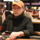 Matias Arosuo istuu pokeripöydässä. Hänellä on ihmettelevä ilme kasvoillaan ja hän pyörittelee pelimerkkejä käsissään.