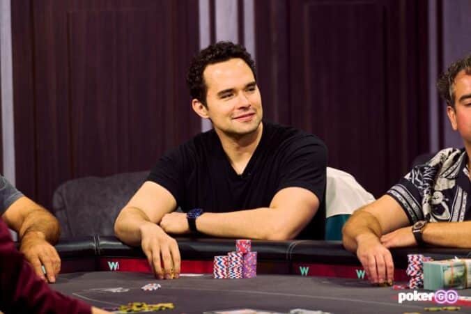 Alan Keating pelaamassa pokeria High Stakes Poker-ohjelmassa