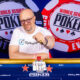 Aki Pyysing hymyilee voittajakuvassa Tallinnan WSOPC:ssa. Pyysingillä on sormessaan voittosormus ja päällään valkoinen t-paita.