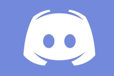 Discordin logo on valkoinen emojin näköinen pää. Logossa on hymyilevät kasvot, jolla on myös korvat. Tausta on vaaleavioletti.