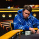 Eelis Pärssinen istuu pokeripöydässä Tritonin turnaussarjassa. Hänelle on päällään sininen huppari. Eeliksen ilme on vakava.