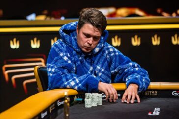 Eelis Pärssinen istuu pokeripöydässä Tritonin turnaussarjassa. Hänelle on päällään sininen huppari. Eeliksen ilme on vakava.