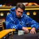 Eelis Pärssinen istuu pokeripöydässä Tritonin turnaussarjassa. Hänelle on päällään sininen huppari. Eeliksen ilme on vakava.