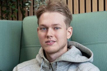 Salibandypelaaja ja pokeriammattilainen Robert Montell istuu vihreällä tuolilla. SCOOP-voitto ilahduttaa.