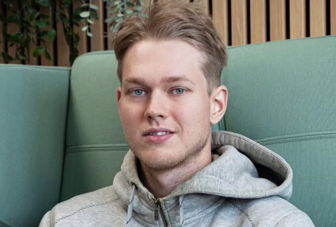 Salibandypelaaja ja pokeriammattilainen Robert Montell istuu vihreällä tuolilla. SCOOP-voitto ilahduttaa.