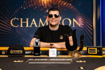 Jesse Lonis poseeraa pokeriturnauksen voittajakuvassa Montenegrossa. Hähellä on päällään musta t-paita sekä mustat aurinkolasit.
