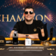 Jesse Lonis poseeraa pokeriturnauksen voittajakuvassa Montenegrossa. Hähellä on päällään musta t-paita sekä mustat aurinkolasit.