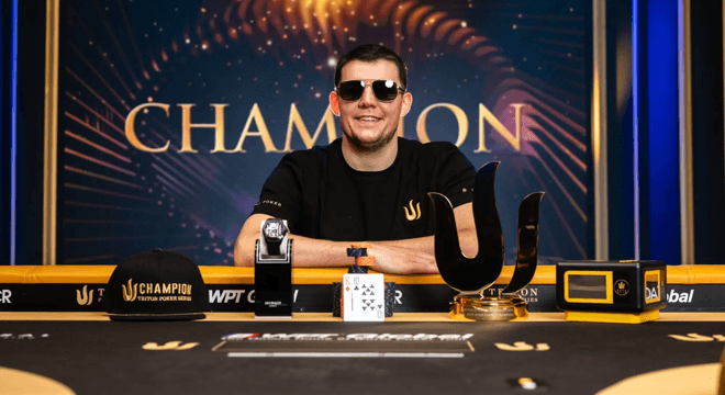 Jesse Lonis poseeraa pokeriturnauksen voittajakuvassa Montenegrossa. Hähellä on päällään musta t-paita sekä mustat aurinkolasit.