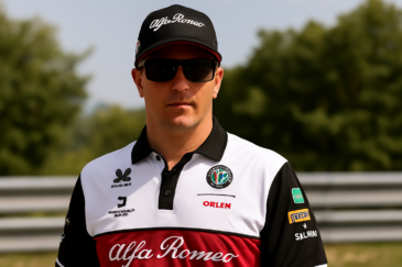 Kimi Räikkönen seisoo päässään musta lippis. Hänellä on päällään Alfa-Romeon pikeepaita. Taustalla näkyy puita ja metalliaita.