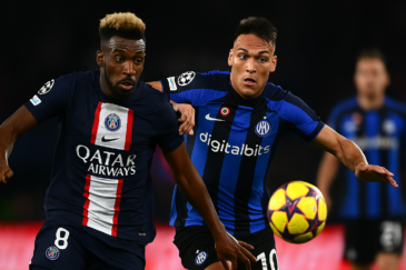 Inter Milanin ja PSG:n pelaajat taistelevat pallosta. Pallo on keltainen. Taustalla tilannetta seuraa Inter Milanin pelaaja.