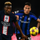 Inter Milanin ja PSG:n pelaajat taistelevat pallosta. Pallo on keltainen. Taustalla tilannetta seuraa Inter Milanin pelaaja.