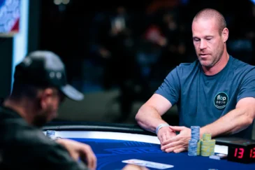 Patrik Antonius istuu Monte Carlossa pokeripöydässä turnauksessa. Hänellä on päällään tumma t-paita. Antonius pihistää kortteja.