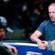 Patrik Antonius istuu Monte Carlossa pokeripöydässä turnauksessa. Hänellä on päällään tumma t-paita. Antonius pihistää kortteja.