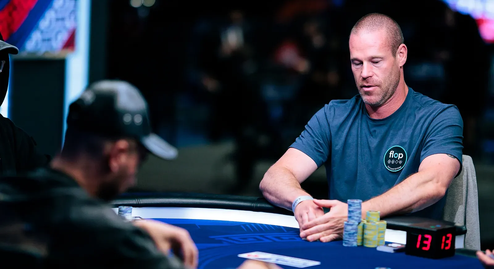 Patrik Antonius istuu Monte Carlossa pokeripöydässä turnauksessa. Hänellä on päällään tumma t-paita. Antonius pihistää kortteja.
