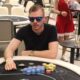 Pauli "Fiilismies" Äyräs istuu pokeripöydässä Tallinnassa. Hänellä on mustat aurinkolasit päässä ja musta t-paita päällänsä.