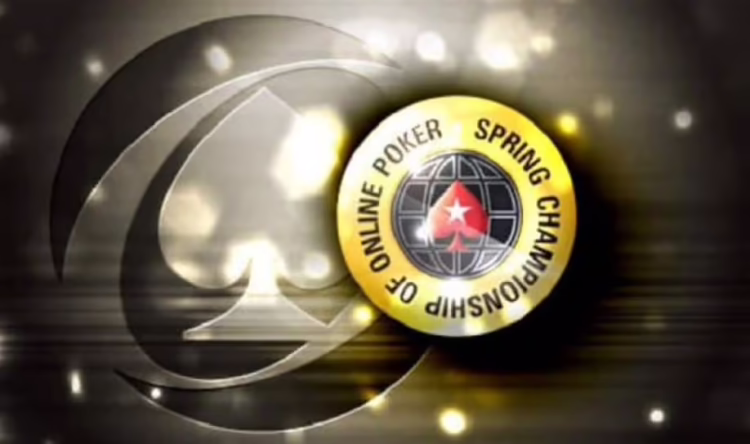 PokerStarsin SCOOP -turnaussarjan logo on väriltään keltainen, punainen ja musta. Taustan värit ovat hopeinen, musta ja harmaa.