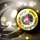 PokerStarsin SCOOP -turnaussarjan logo on väriltään keltainen, punainen ja musta. Taustan värit ovat hopeinen, musta ja harmaa.