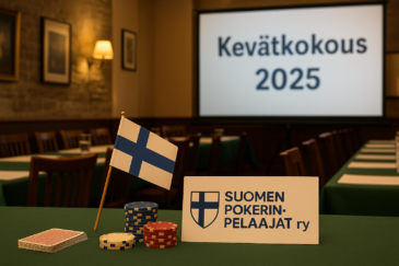 Edessä pöydällä on pokerin pelimerkkejä, korttipakka ja Suomen lippu sekä Suomen pokerinpelaajat ry:n nimi. Taustalla on pöytiä.