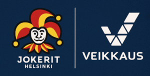 Vasemmalla Jokerien logo. Oikealla puolella on Veikkauksen logo. Tausta on sininen ja logojen välissä on valkoinen viiva.